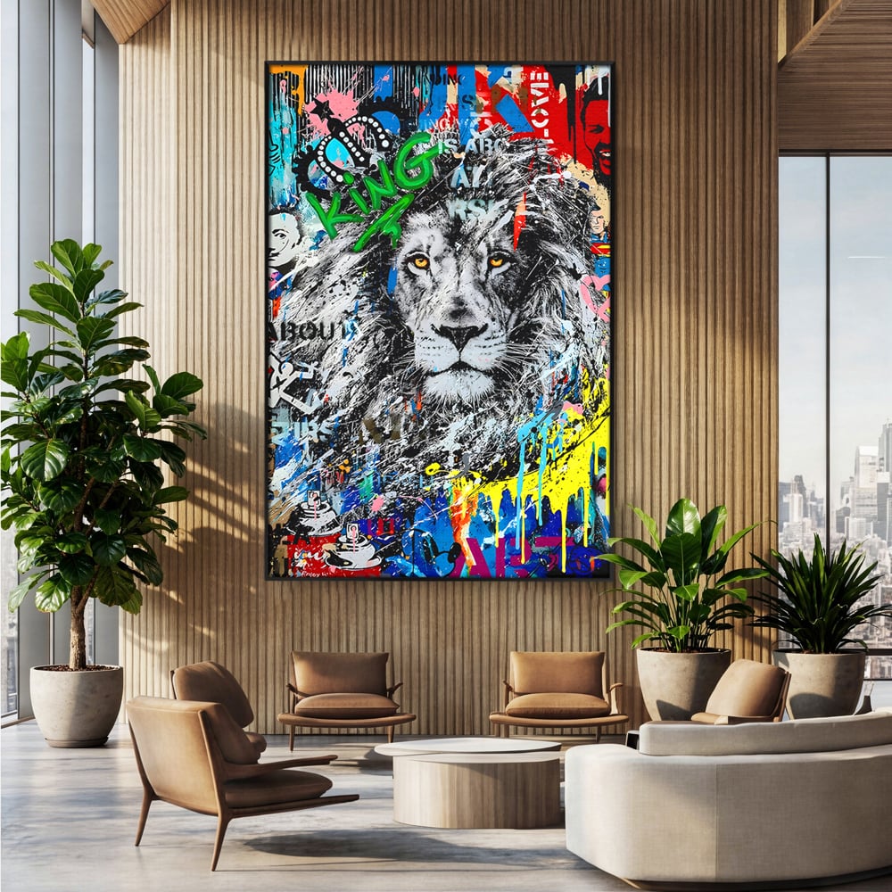 Tablou canvas cu tablou canvas cu leu graffiti, in rama de aluminiu negru, pe perete intr-un birou